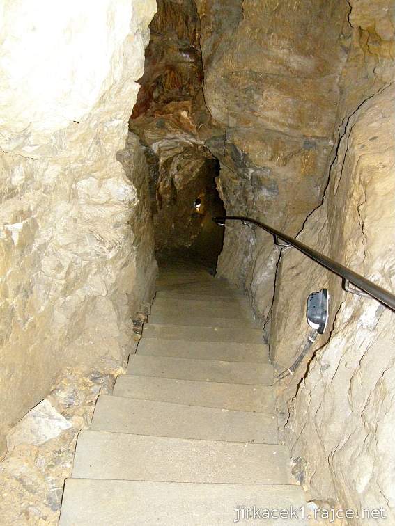 Ostrov u Macochy - jeskyně Balcarka - uměle proražená chodba za vstupním portálem