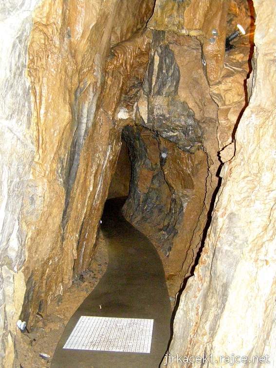 Ostrov u Macochy - jeskyně Balcarka - uměle proražená chodba