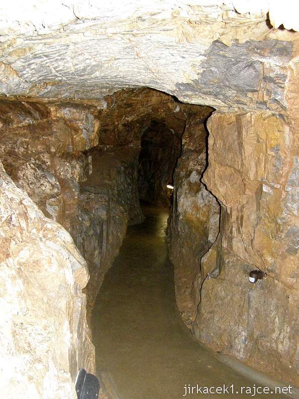 Ostrov u Macochy - jeskyně Balcarka - chodba z Objevitelského dómu do jeskyně Popeluška