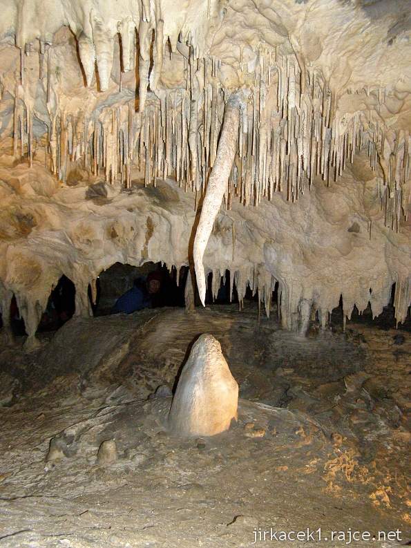 Ostrov u Macochy - jeskyně Balcarka - Popeluška a krápník Handžár alias Turecká šavle