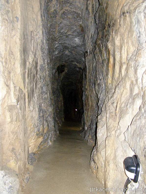Ostrov u Macochy - jeskyně Balcarka - uměle proražená chodba z roku 1938