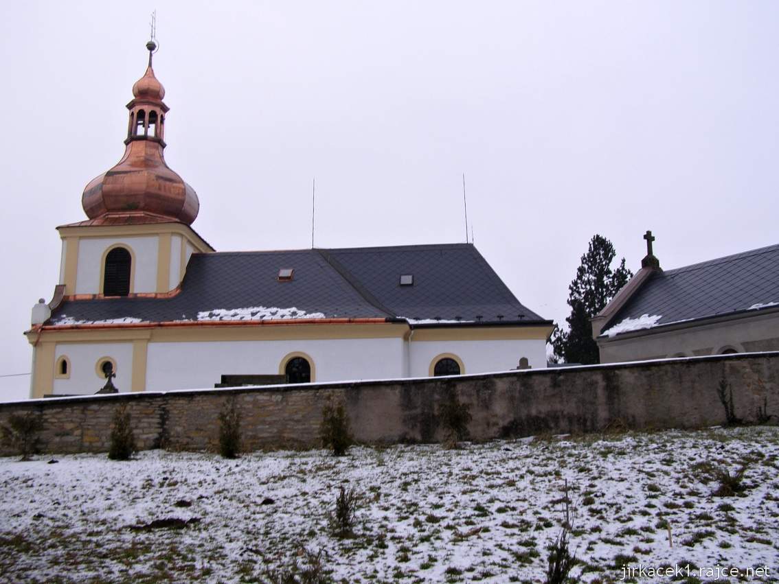 Běstovice - kostel Všech svatých - ohradní zeď a boční pohled