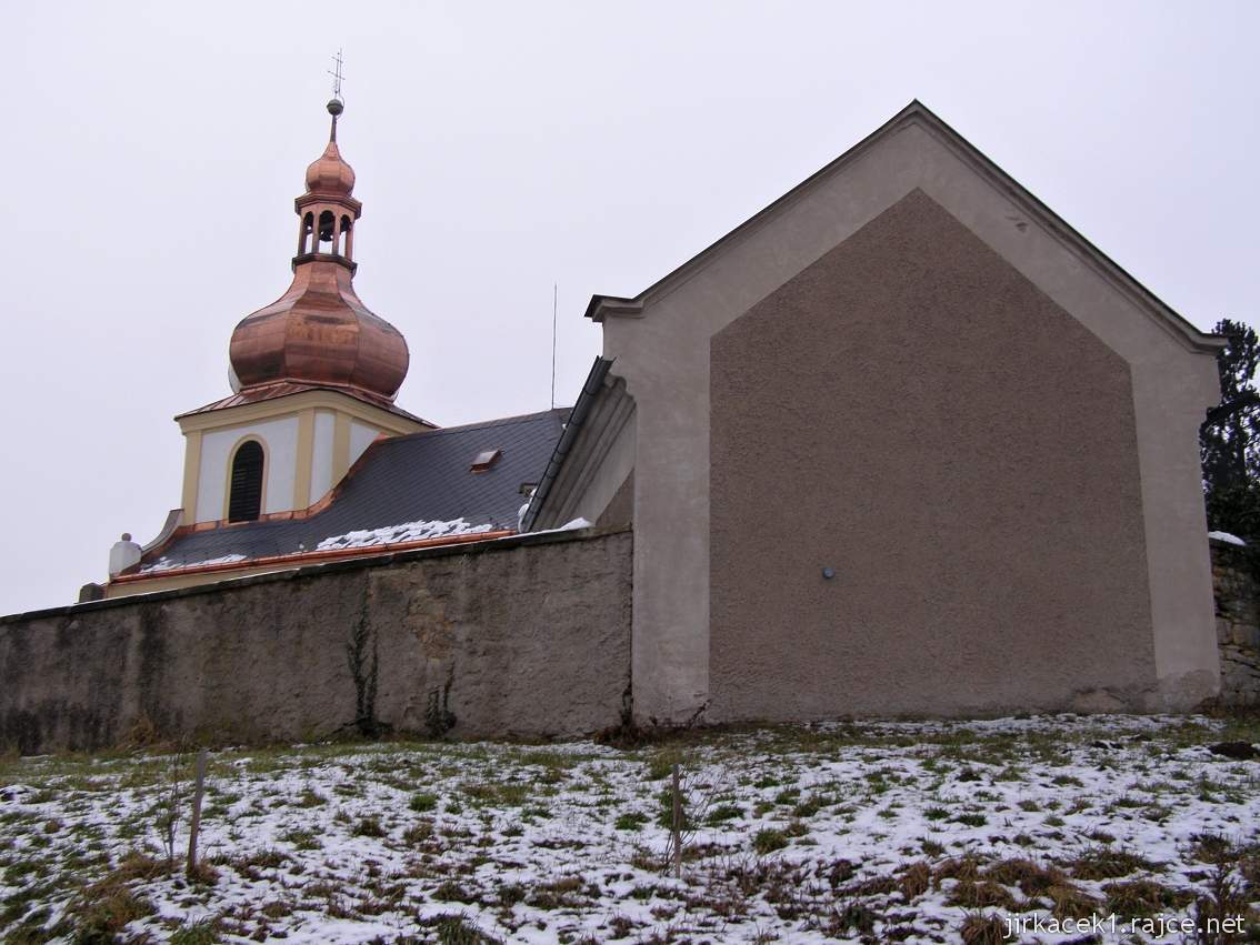 Běstovice - kostel Všech svatých - márnice v rohu kostelního areálu