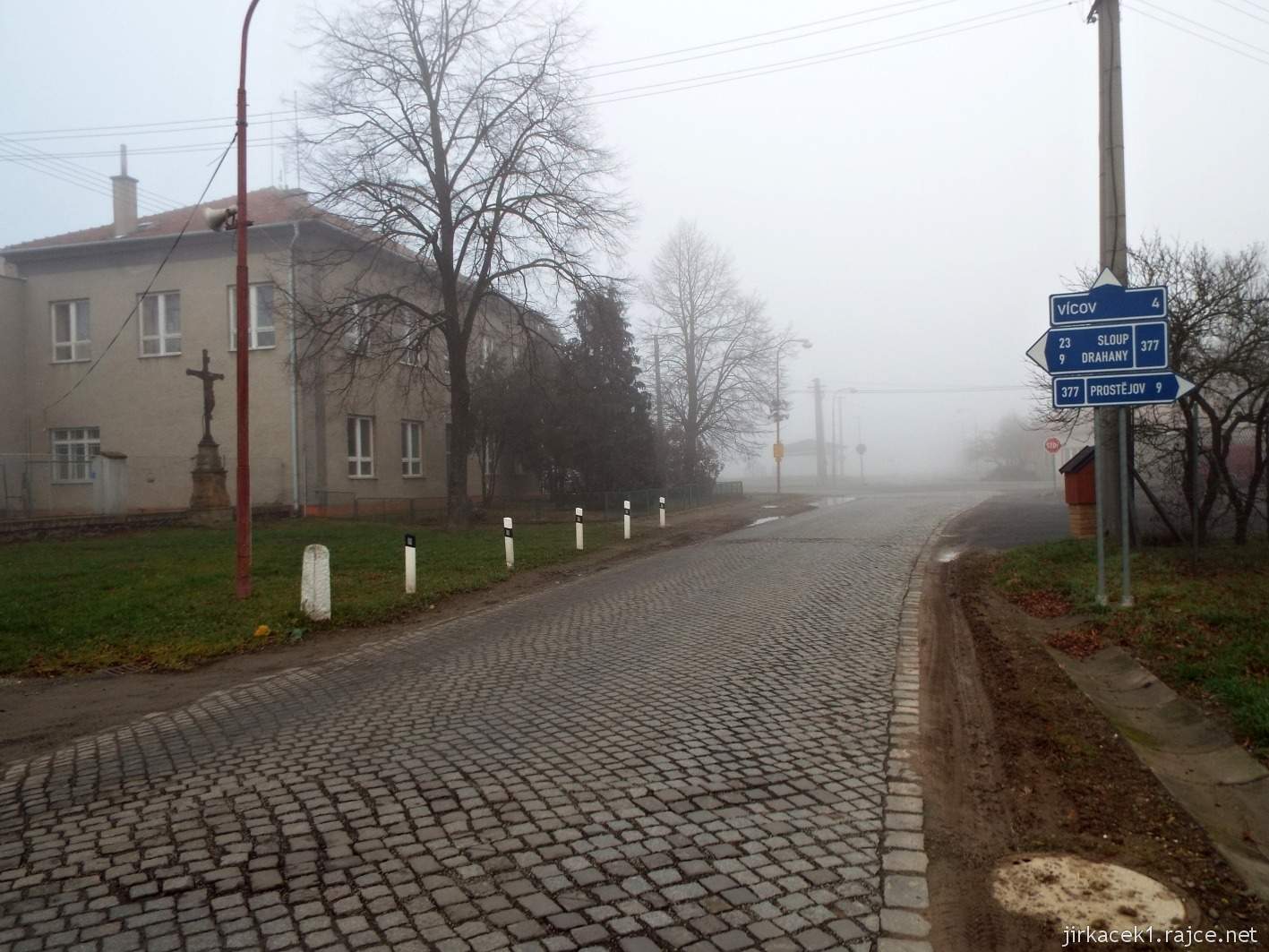 102 - kostková silnice v obci Soběsuky