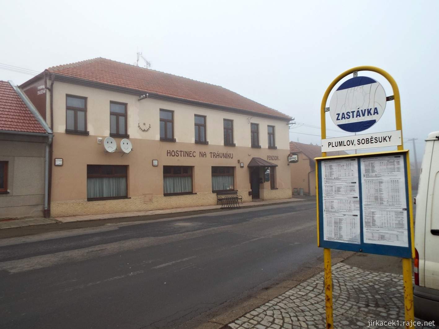 107 - autobusová zastávka a hospoda Na trávníku v obci Soběsuky