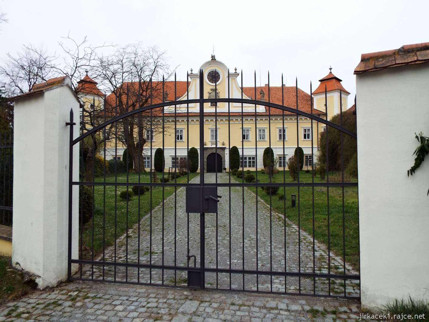 02 - Ždánice - zámek 02 - pohled přes bránu