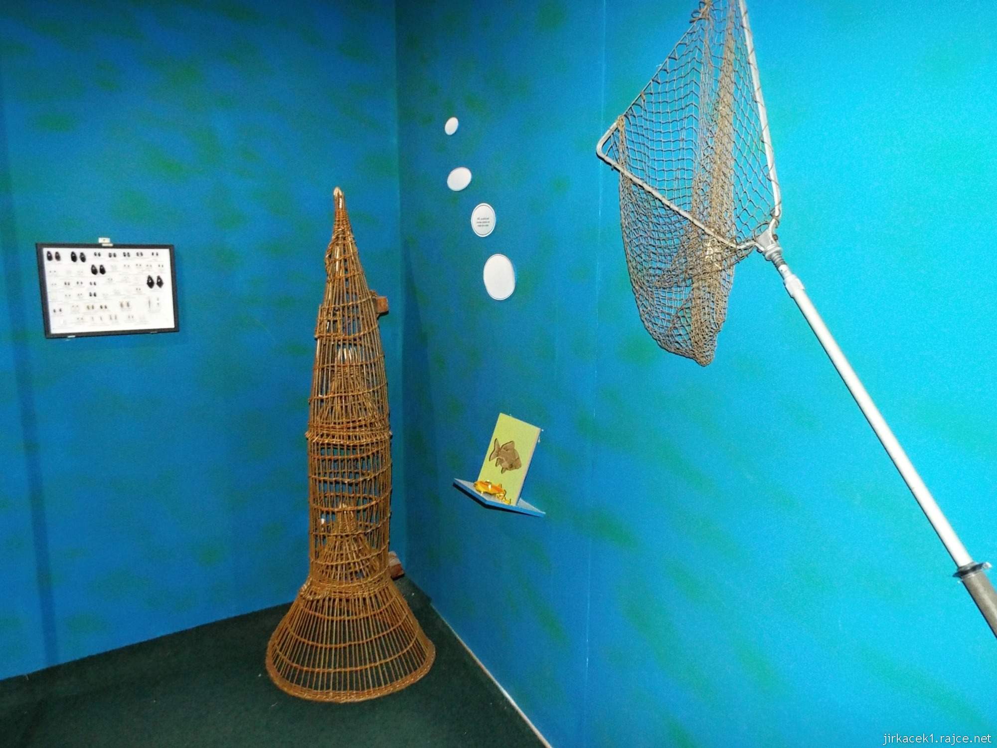 Valtice - zemědělské muzeum 08 - expozice rybářství - rybářské potřeby