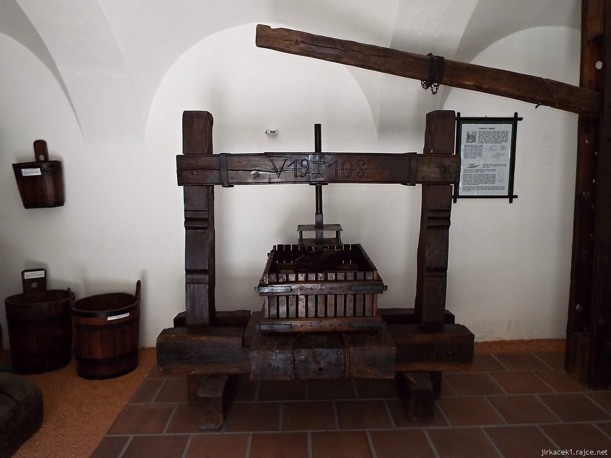 Valtice - zemědělské muzeum 39 - expozice vinařství - vinný lis