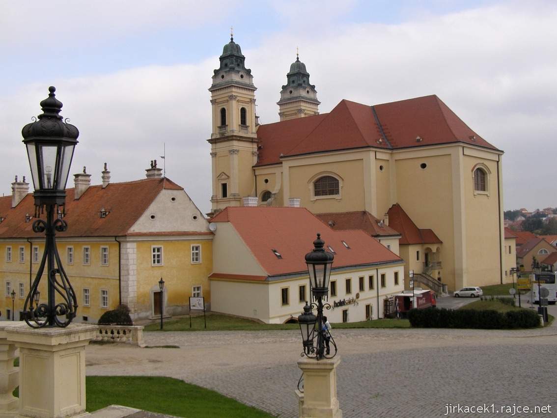 Valtice - Kostel Nanebevzetí Panny Marie - pohled od zámku