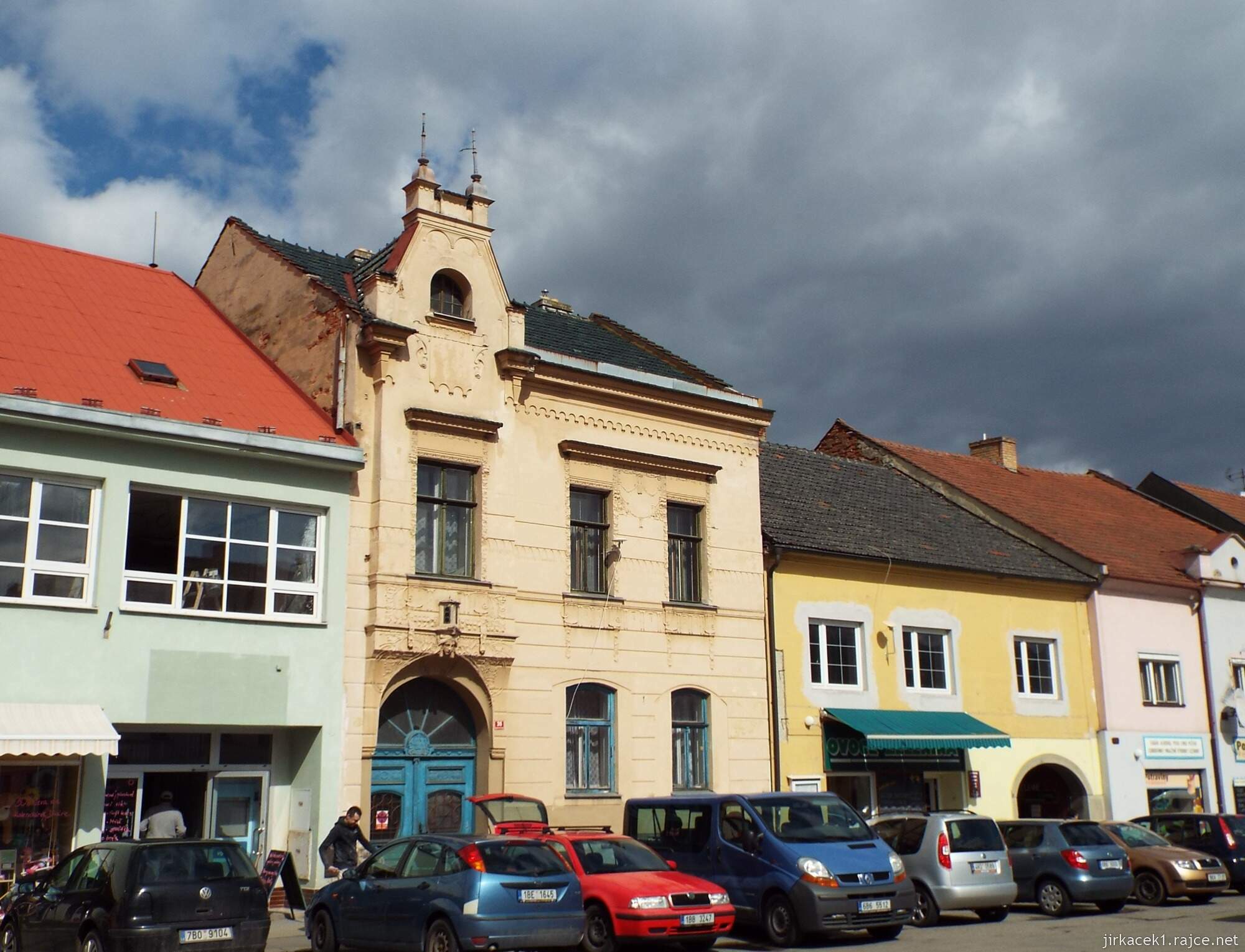 27 - Letovice - Masarykovo nám. 06 - žlutý dům č.36 s arkýřem