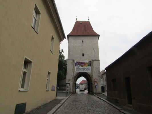 vstup do města Pražská brána - Raně gotická Pražská brána pochází ze 2. poloviny 13. století a je považována za nejlépe zachovanou stavbu svého druhu v Evropě. Brána - v době svého vzniku o jedno patro a hrázděné polopatro vyšší - tvořila integrální součást městských hradeb. S hradebními ochozy byla propojena dodnes dochovanými nízkými portálky v úrovni prvního patra. V nejvyšším patře, pod strmým gotickým zastřešením, se nacházel příbytek strážce brány, "branného." Své dnešní podoby dvoupatrové věže s dlátovou střechou nabyla brána přestavbou po jednom z požárů, které sužovaly město po celé 17. století.