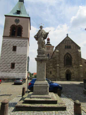 vrátili  jsme a jdeme na prohlídku zvonice a kostela - 34 m vysoká goticko-renesanční zvonice nacházející se v těsném sousedství chrámu sv. Štěpána tvoří společně s ním hlavní dominantu města. Tato hranolová věž, dílo italského mistra Filippa z roku 1525, představuje nejvýznamnější dochovanou renesanční stavbu v Kouřimi. Zvonice byla v době svého vzniku nižší než dnes a její původní dřevěné zvonové patro bylo zastřešeno renesanční helmicí s ochozem. Obě tyto části shořely roku 1670 za jednoho z četných požárů města.