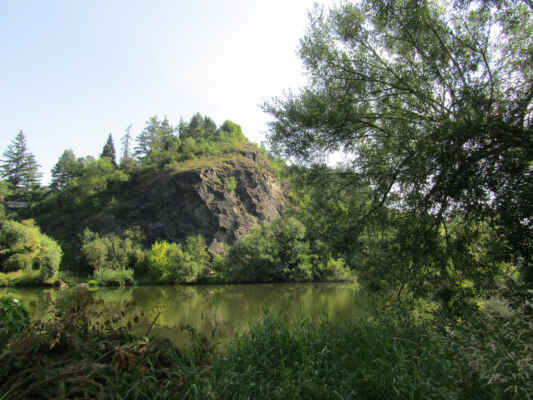 řeka Berounka a Černá skála - Skála tvořená vyvřelou horninou diabas. Její stěna sahá do výšky třiceti metrů.
