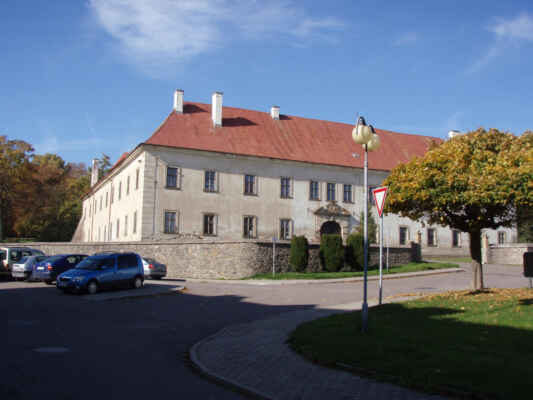 Rokytnický zámek. Zámek byl postaven na místě bývalé tvrze na přelomu 16. a 17. století rodem Mauschwitzů.